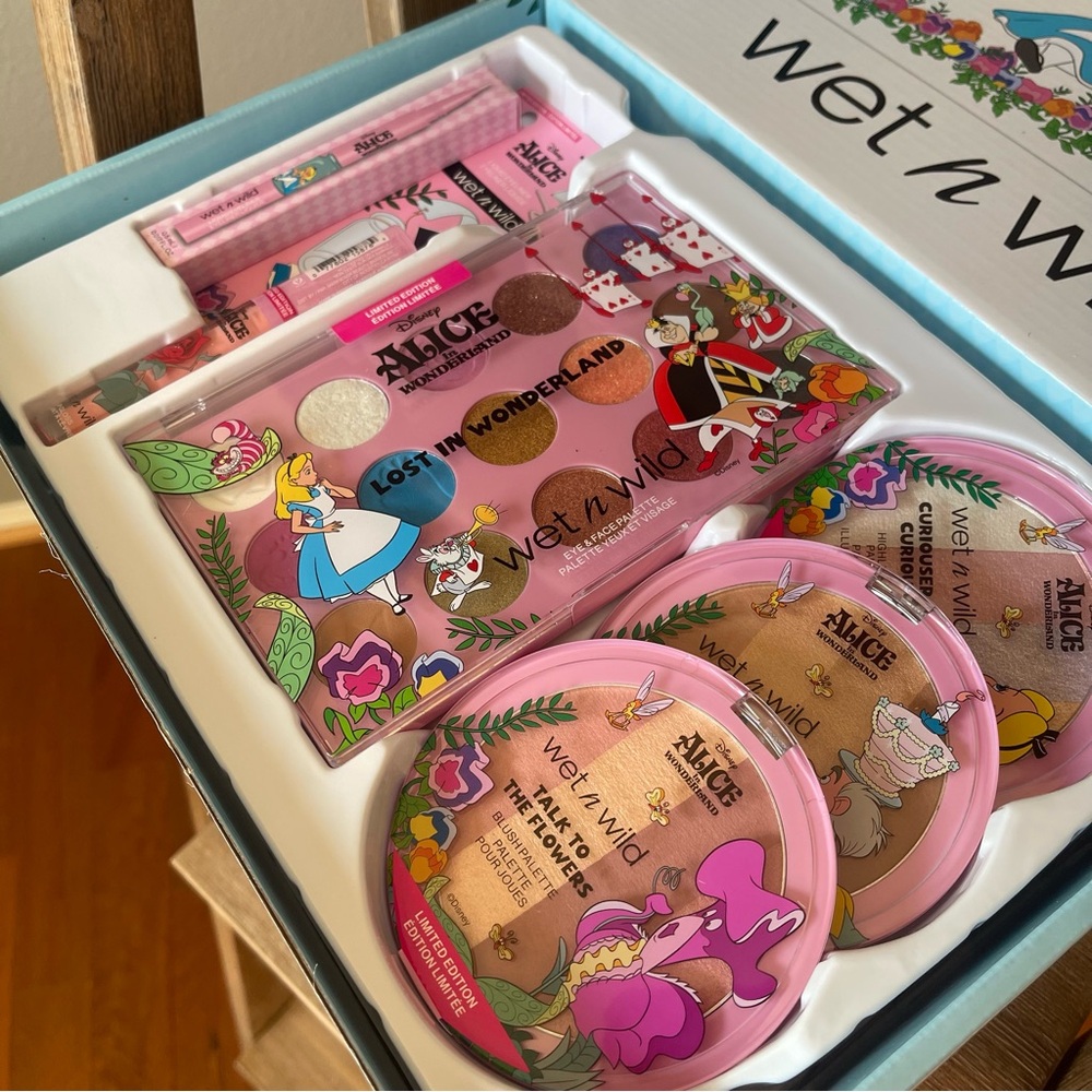 wet n wild Alice in Wonderland Makeup Set - Picture 5 of 16